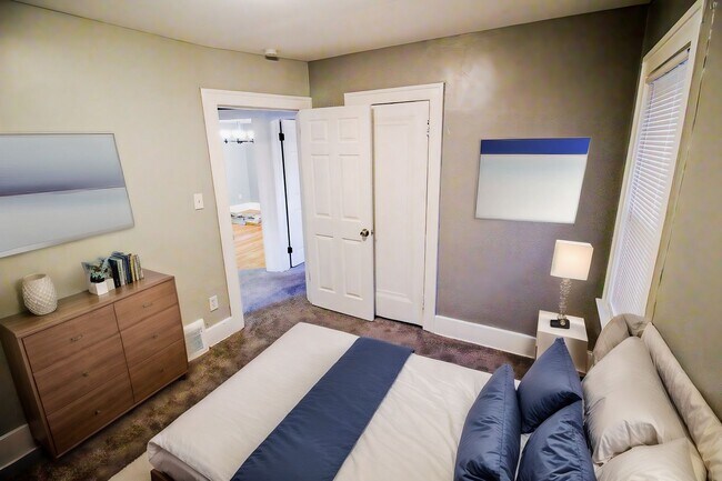 Building Photo - Large 4 Bedroom Home