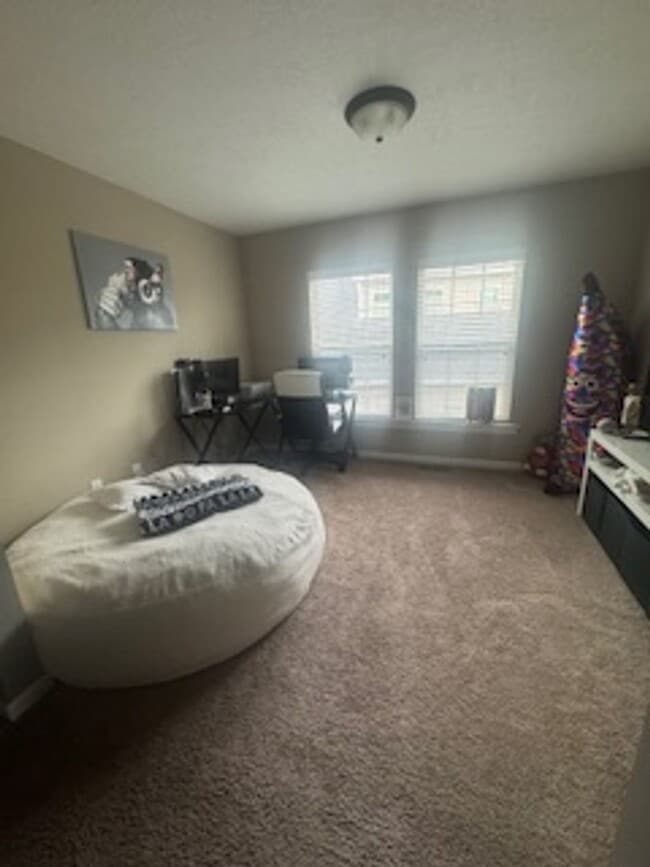 Building Photo - Available Now! Beautiful 3-Bedroom Home in Canterbury Farms