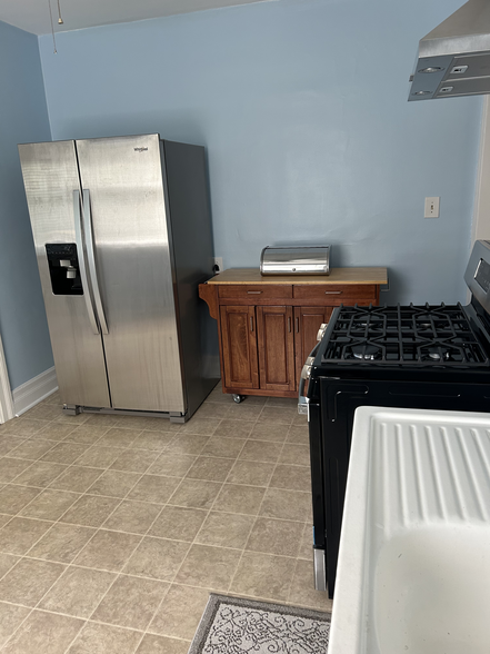 spacious kitchen - 1077 Lakepointe St