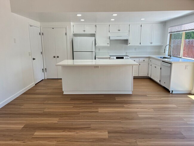 Building Photo - Updated 3 bedroom Home