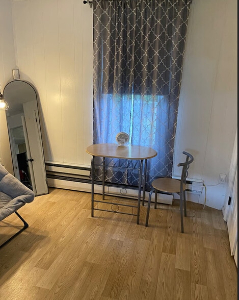 Large living area - 1101 7th Ave