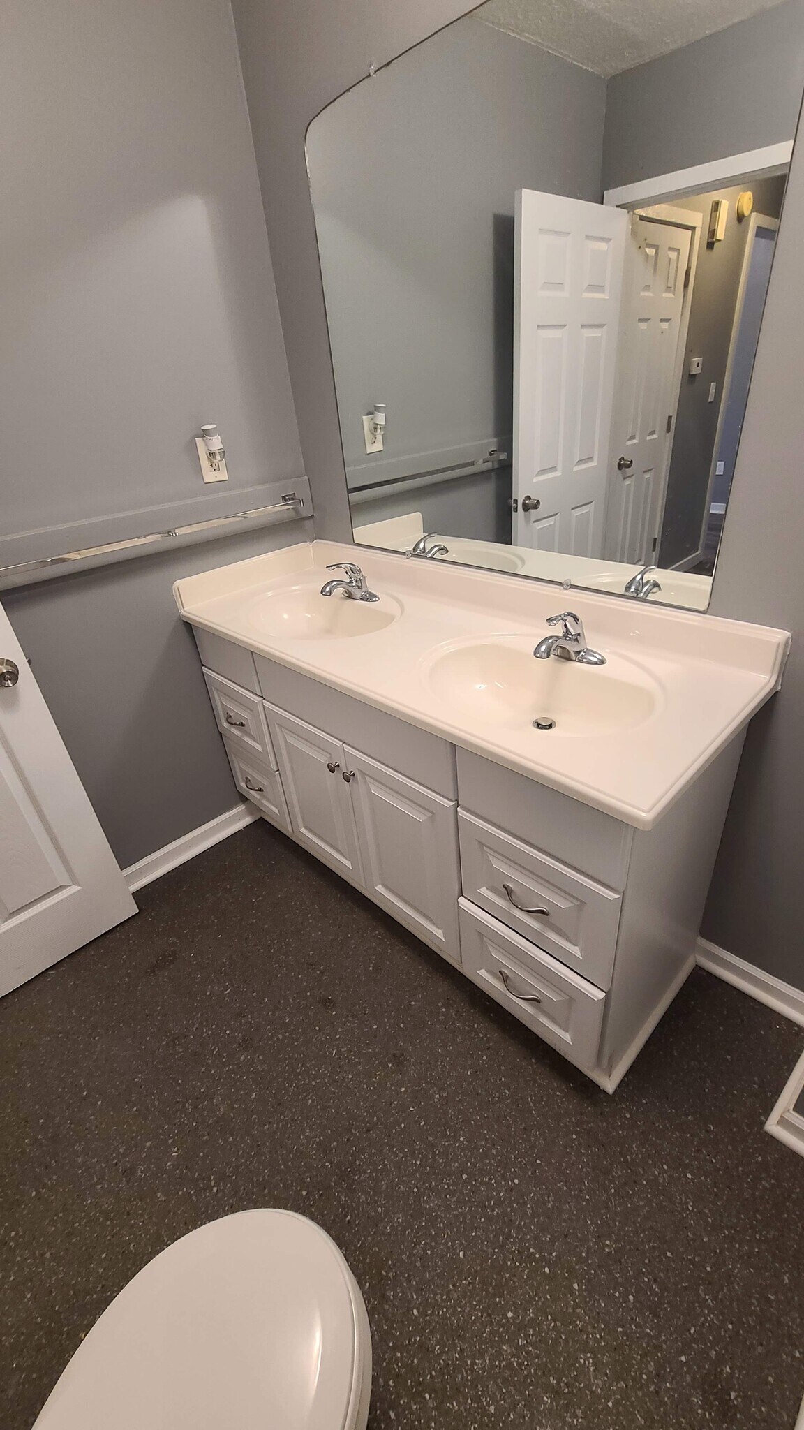 Building Photo - 225 Lexington Rd