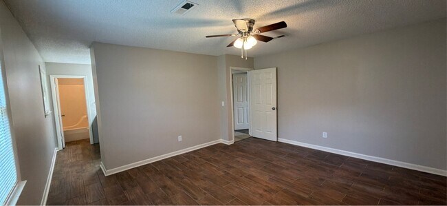 Building Photo - 112 Tres Dr