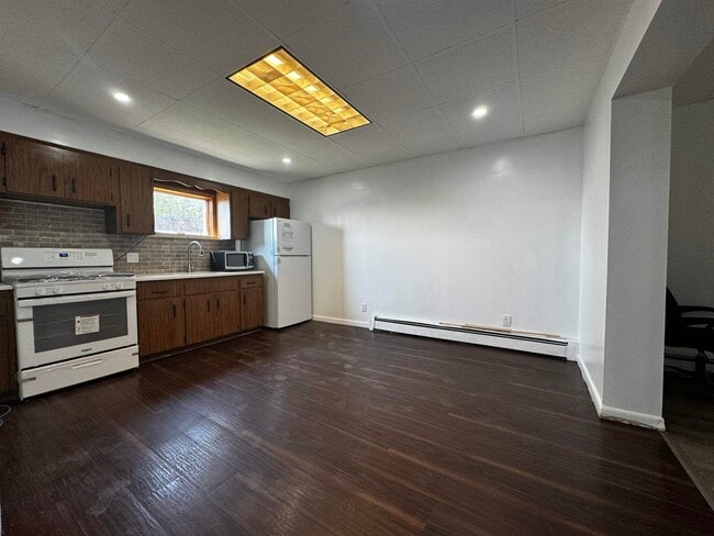 Building Photo - 625 13th St