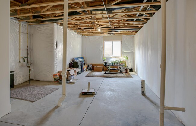Building Photo - Stylish Living & Modern Comfort in Mission...