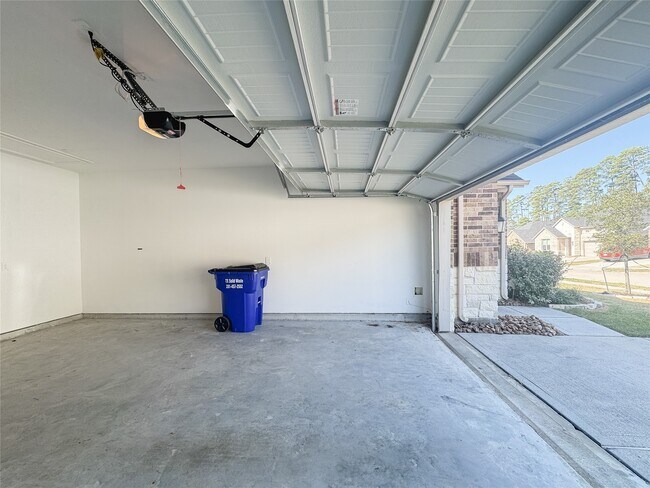 Building Photo - 519 Newcomb Holw Dr