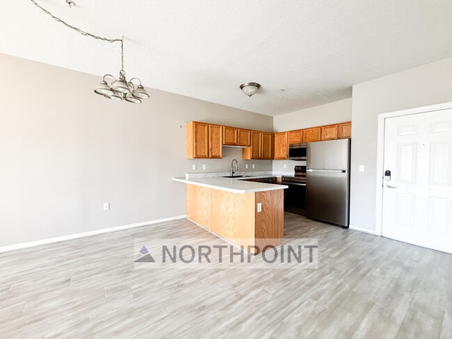 Building Photo - 2 Bed 2 Bath Condo - 9 foot ceilings with ...