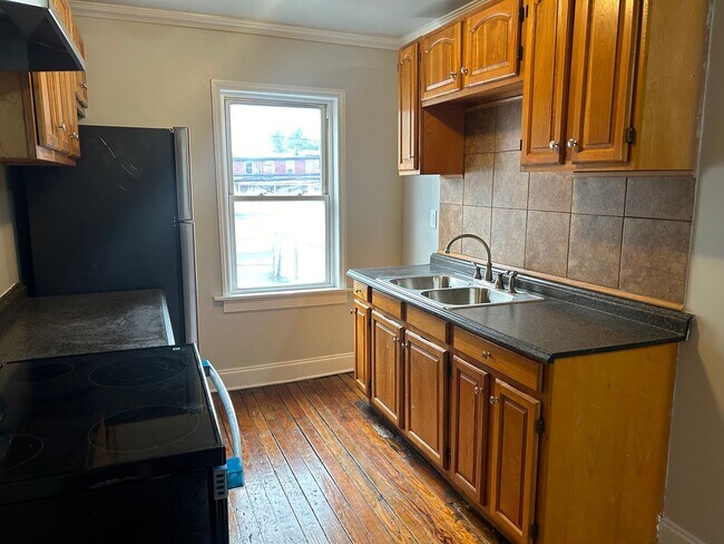 Building Photo - 519 E Mifflin St