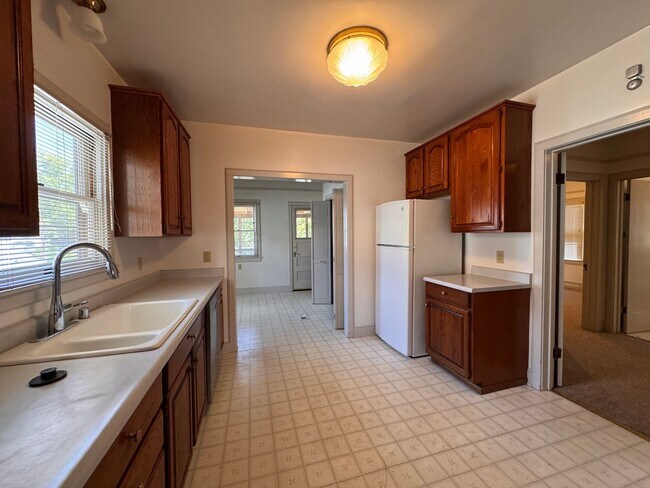 Building Photo - 1029 33rd St