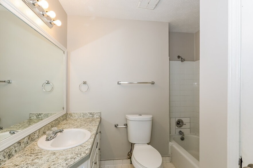 Building Photo - 446 Wexwood Dr