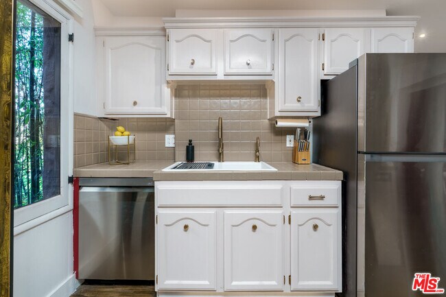 Building Photo - 2066 Glencoe Way