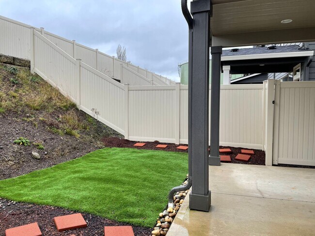 Building Photo - LUXURY 4 BD TOWNHOME! GATED PARKER VILLAGE...