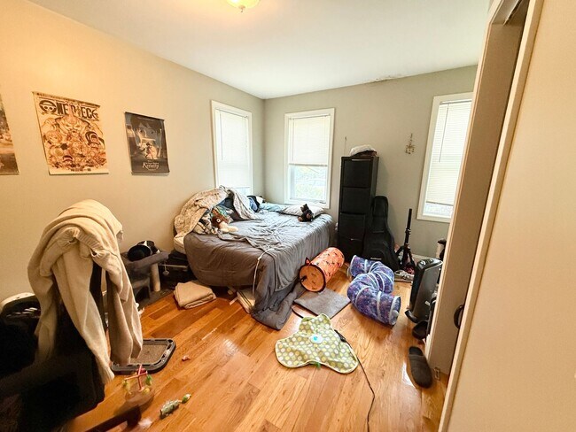 Building Photo - Great Deal and location - 4-bed, 1-bath in Allston