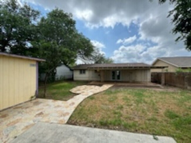 Building Photo - Inside loop 410/ Single story