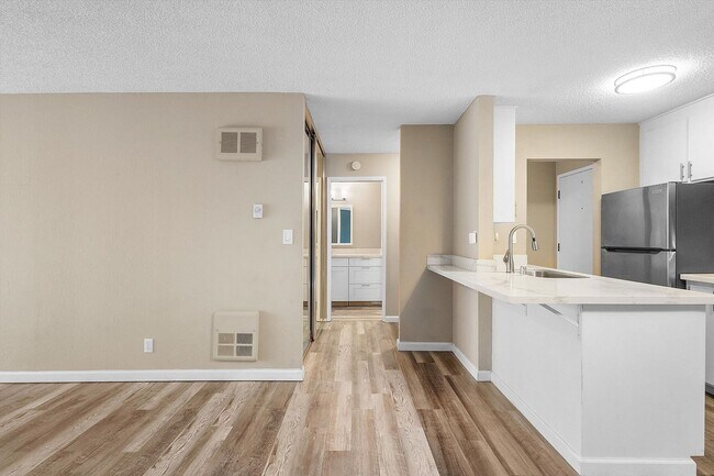 Building Photo - 960 Shorepoint Ct