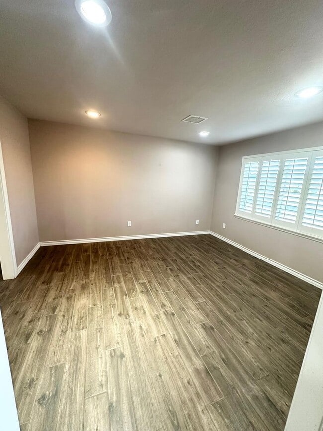 Building Photo - 3 Bed 2.5 Bath Ready To Rent ASAP!