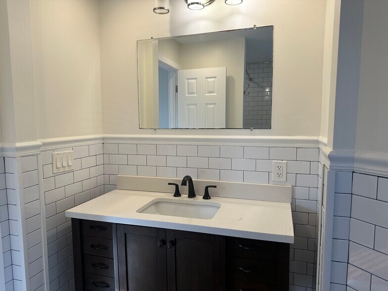 Building Photo - 10 Clinton St