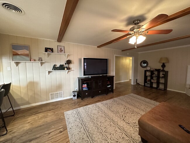 Building Photo - Wonderful 3/2/2 in Central Lubbock!