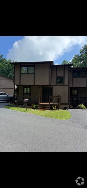 Building Photo - 24204 Woodridge Cir