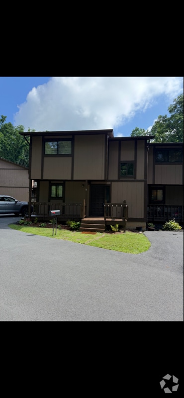 Building Photo - 24204 Woodridge Cir