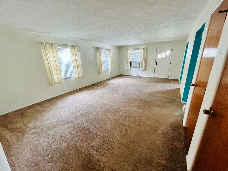 Large living room - 3131 Hassler St