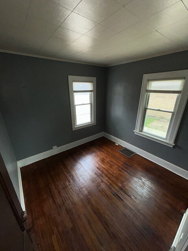 Building Photo - 704 E Renrose Ave