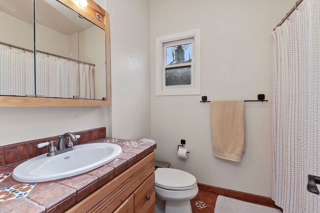 Building Photo - 4 Bedroom 2 Bathroom Home in the North End
