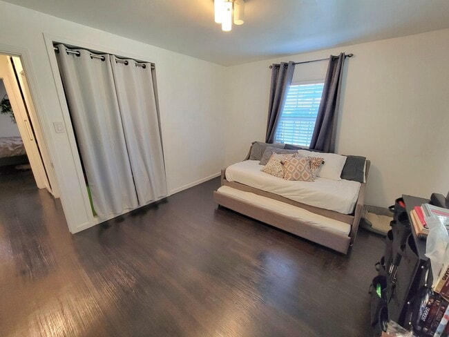 Building Photo - Great Single Family Home in West Long Beach