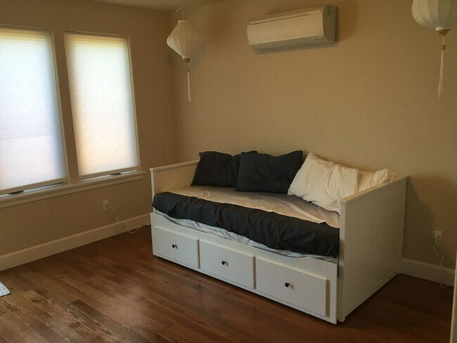 Building Photo - Custom Kenton Townhouse (Short Term)