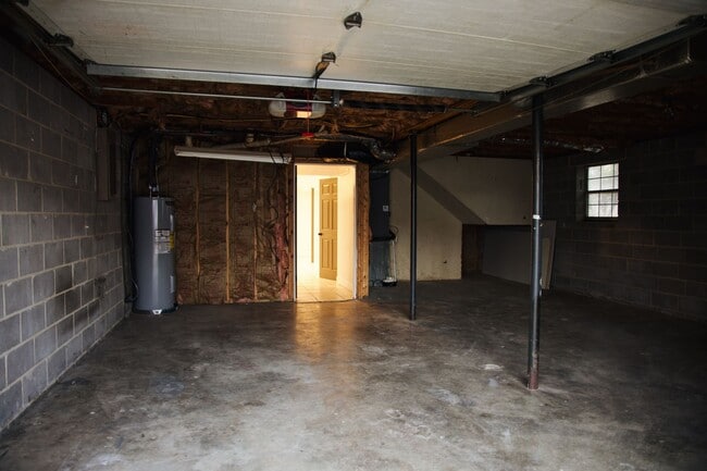 Building Photo - NEWLY REMODELED