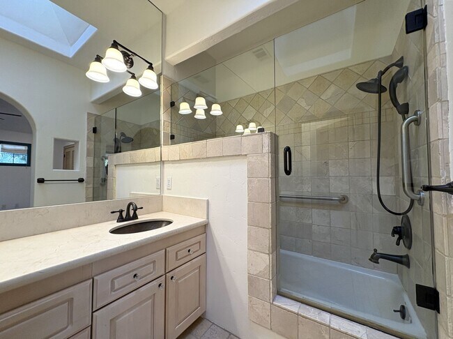 Building Photo - Spacious and Inviting 3-Bedroom, 2.5-Bath Townhome in the Heart of Menlo Park