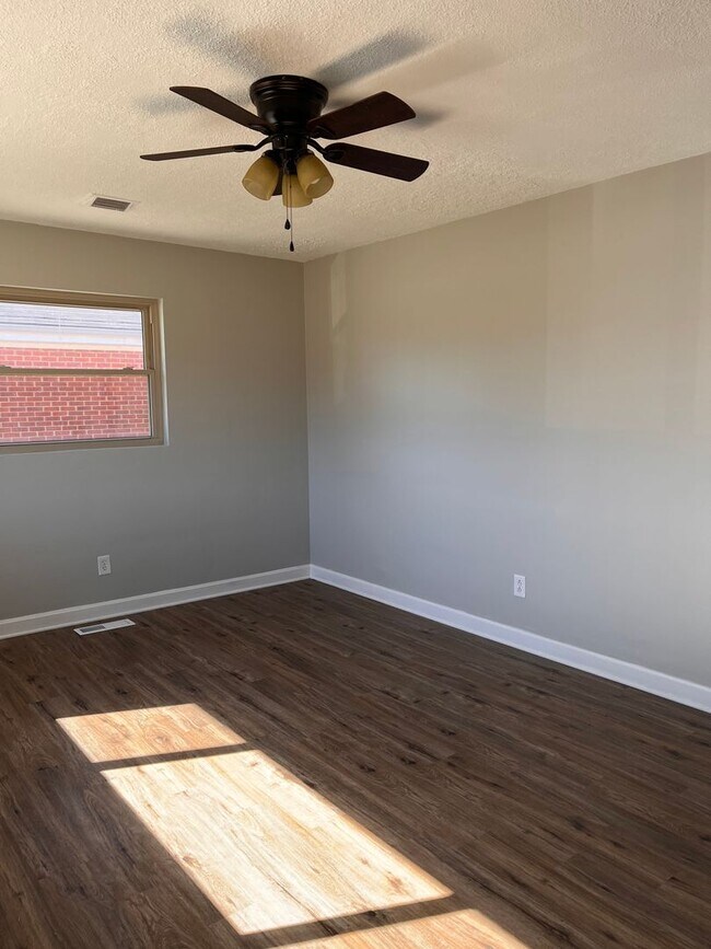 Building Photo - 3 Bedroom, 1 bath ranch home, with a 2.5 car garage