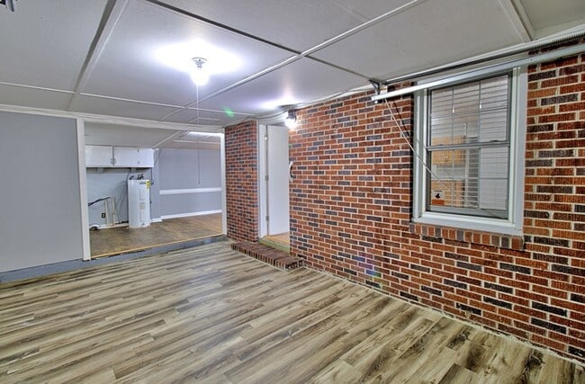 Building Photo - 607 S Main St
