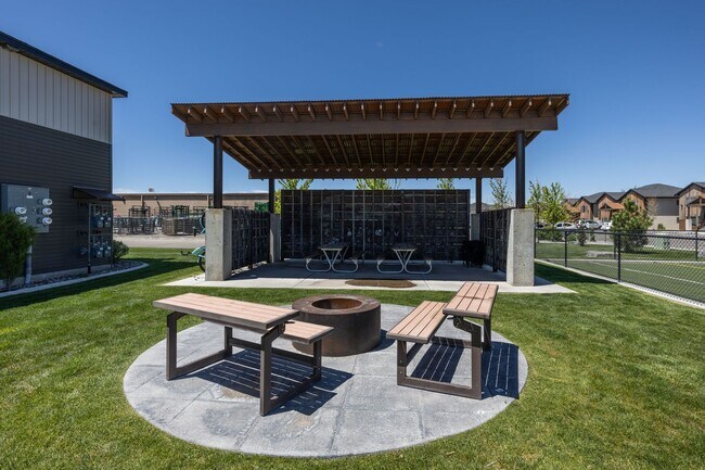 Building Photo - 2 BED 1 BATH APARTMENT IN REXBURG - AVAILABLE NOW UNTIL END OF DECEMBER