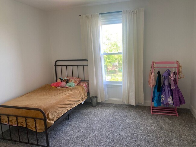 Building Photo - JUST REDUCED!!!!!! Beautiful Executive Sty...