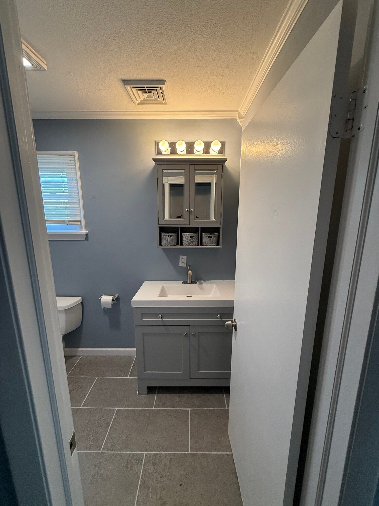 Building Photo - 8 Miles Ave