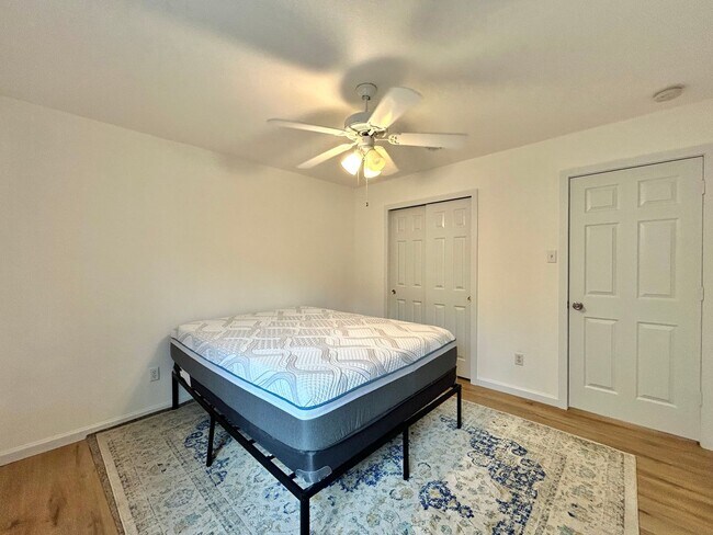 Building Photo - 3/BR 2/BA Bath Home with Fully Equipped Ki...