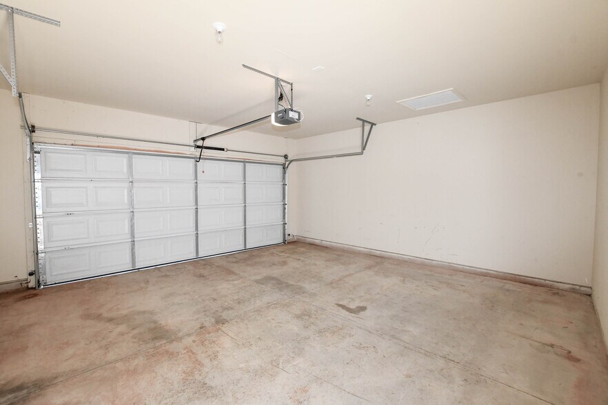 Building Photo - 324 Falling Water Ln SW