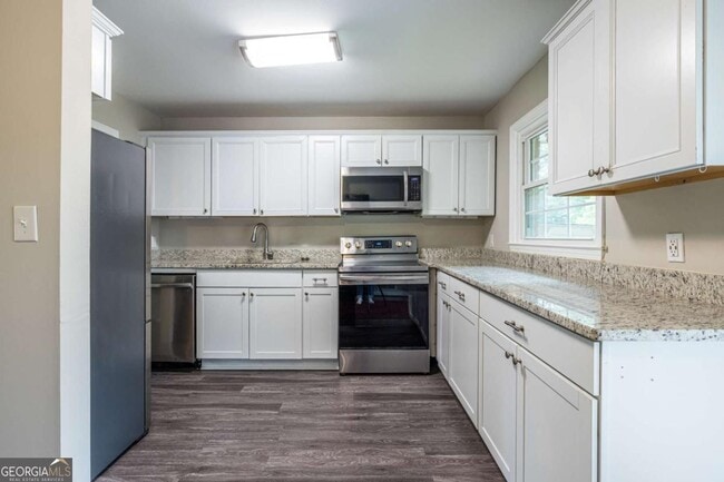 Building Photo - 2439 Parkland Dr