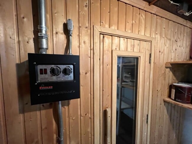 Building Photo - Duluth MN - 3 Bedroom - 2 Bath - 1 Car Gar...