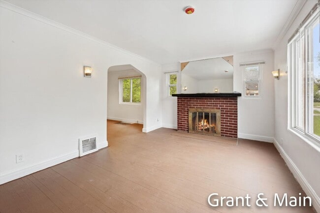 Building Photo - $1250 3 bedroom bungalow