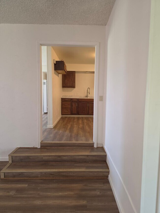 Building Photo - 3 Bedroom 2 Bath