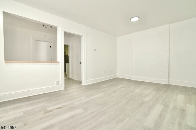 Building Photo - 11 Howard Pl