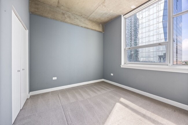 Building Photo - 1305 S Michigan Ave