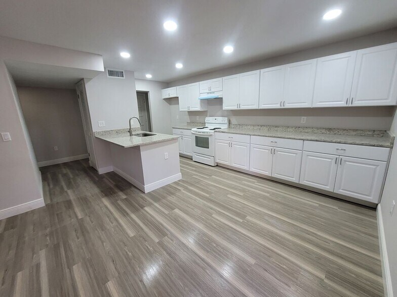 Building Photo - 1160 Calle Del Norte