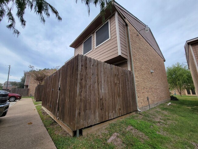 Building Photo - Bryan - 2-bedroom / 1.5-bath / 2 story Tow...