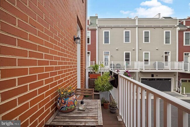 Building Photo - 710 Bluemont Ave