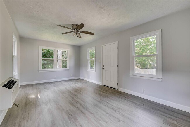 Building Photo - 2111 Huron Dr