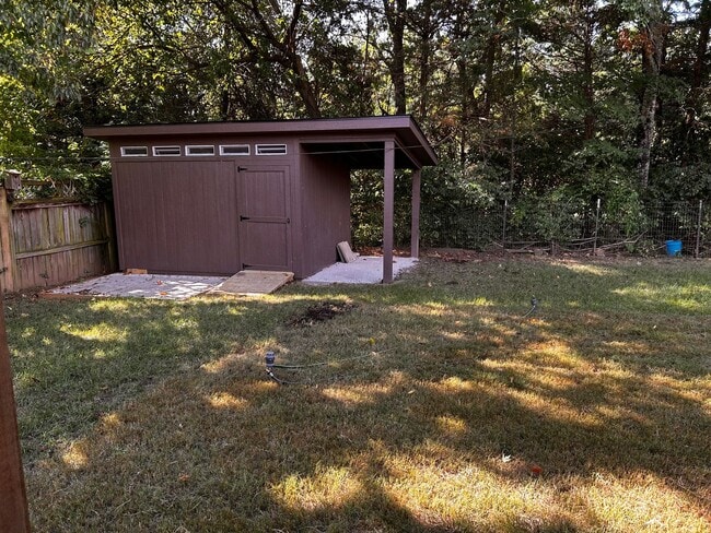 Building Photo - 3 Bedroom 2 Bathroom home. Available NOW!