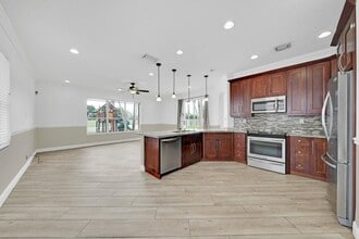 Building Photo - 5878 Bay Hill Cir